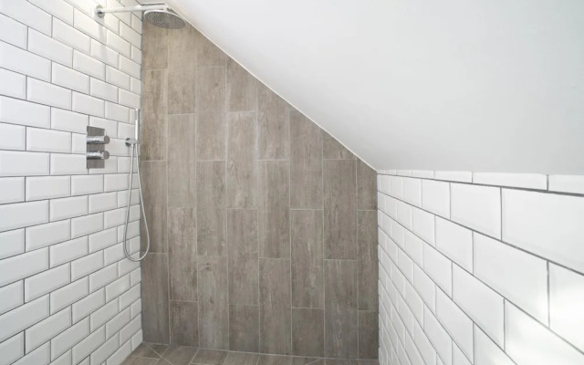 Storrs Hill Sanctuary - Spacious Studio - Stunning Lake Views