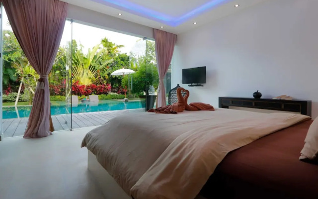 Elegant Private Villa, 3 BR, Seminyak With Staff