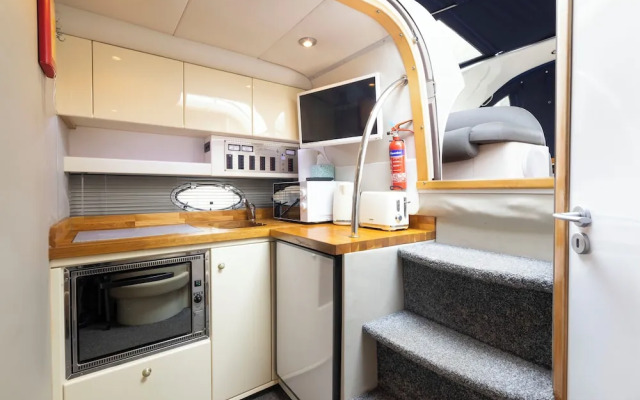 Large Riverside House in Wraysbury, Staines