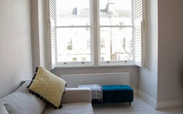 Stunning First Floor Flat In Excellent Location
