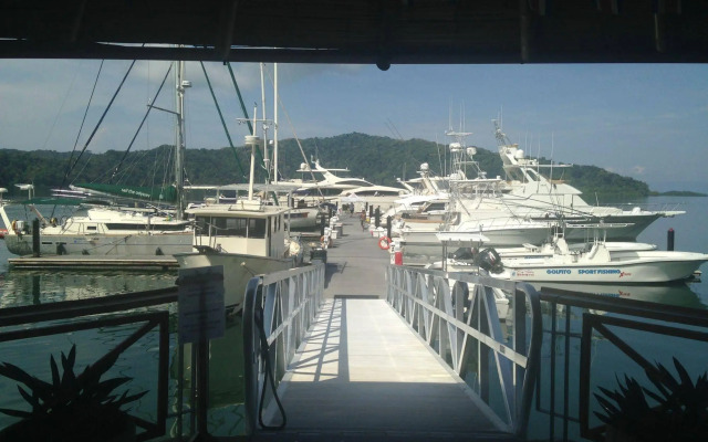 Fish Hook Marina & Lodge