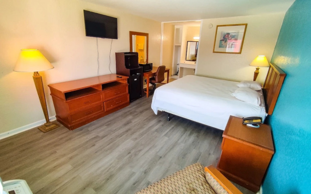 Clover Inn & Suites