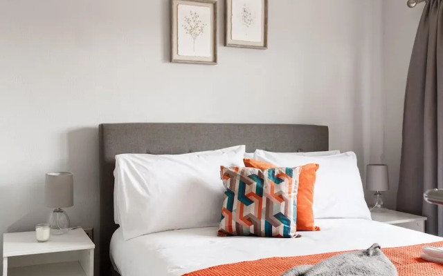 Two-bed House Sleeps 5 With Large Garden & Parking