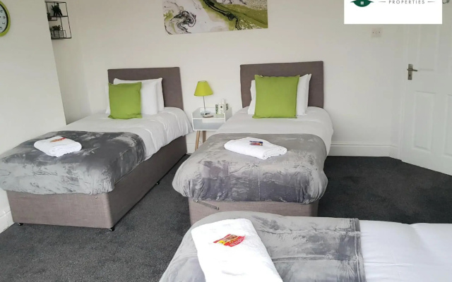 Classy 3-Bedroom MAC House with Garden - Pool Table - Netflix