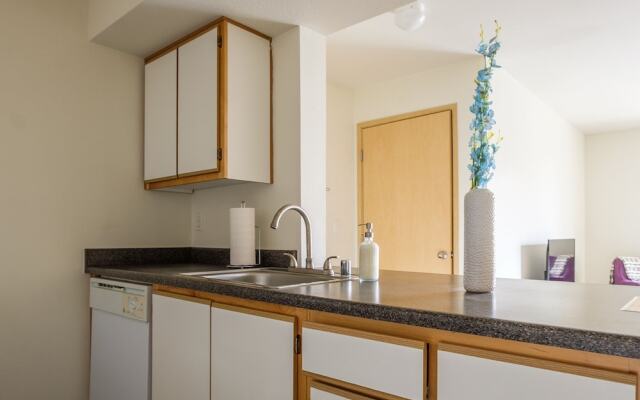 Eastside 1 & 2 BR Apts with balcony by Frontdesk