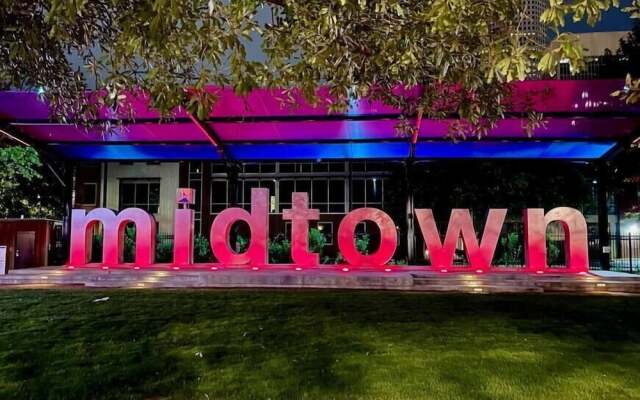 Posh Dtwn Midtown Home w Stunning Roof-topterrace