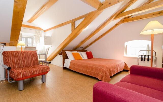 Steps Old Town Apartments by Irundo