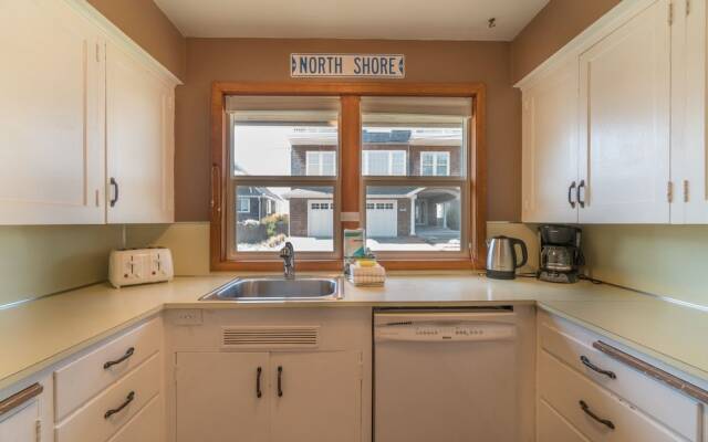 Surfers Cove 3 Br home by RedAwning