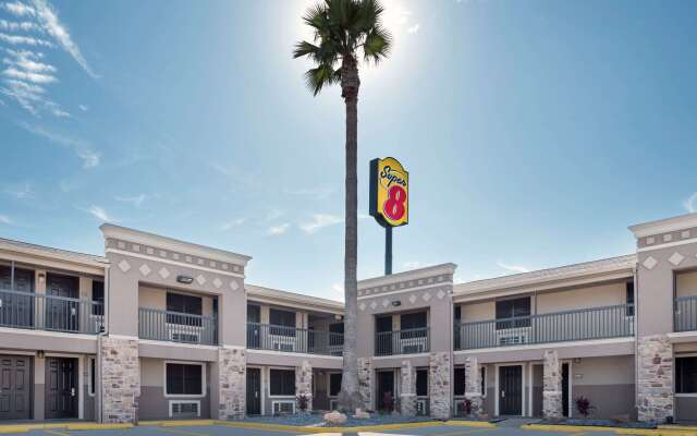 Super 8 Wyndham McAllen Downtown- City Center-Plaza Mall-Airport