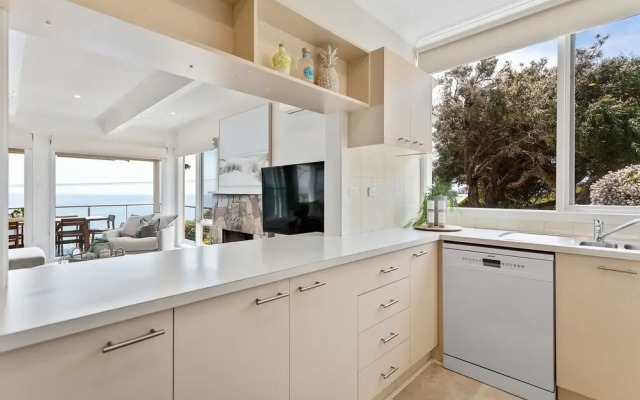 Clifftop Coastal Sanctuary With Panoramic Views