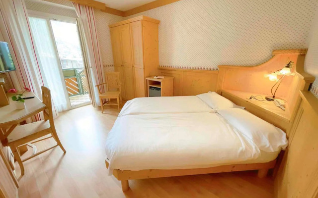 Alle Dolomiti Boutique Lake Hotel