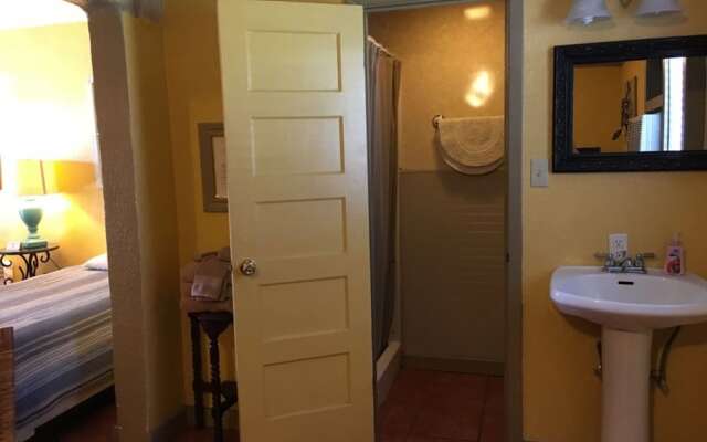 The Historic Leakey Inn