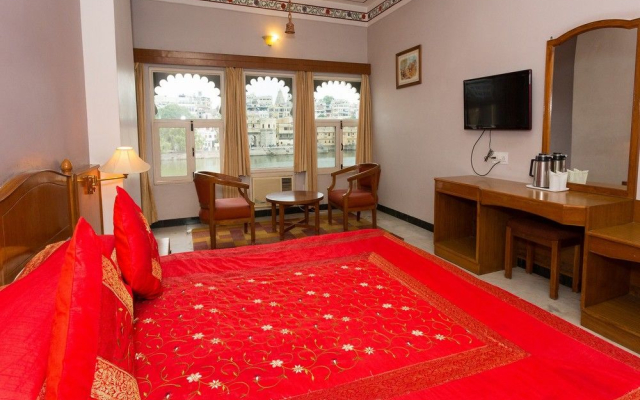 Hotel Sarovar on Lake Pichola
