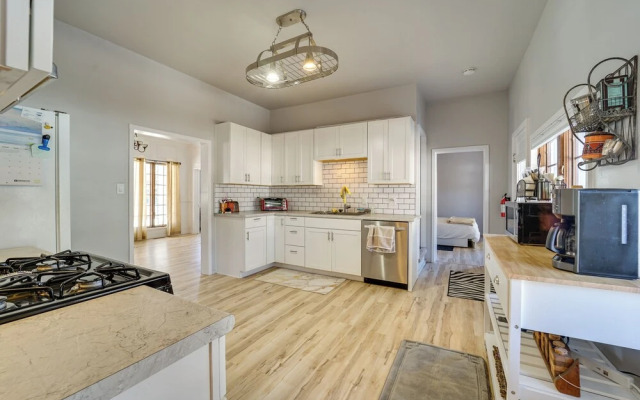 'dolorable' Home w/ Yard - Walk to River!