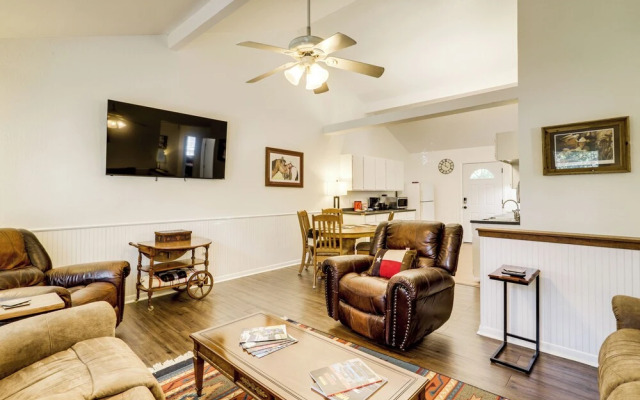 Wine Tours & Antiquing: Townhome Near Dtwn Brenham