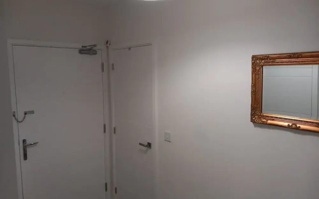 Room-charming Loughton Apartment With Ba