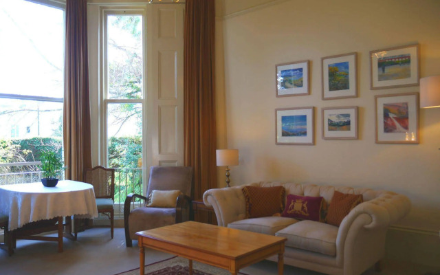 Muntham Holiday Apartments & Town House
