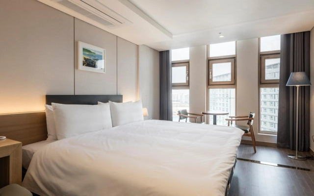 The First Stay Hotel