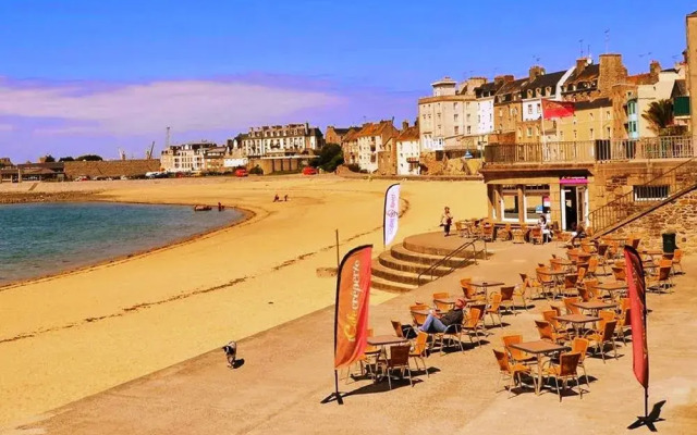 Hotel De La Mer