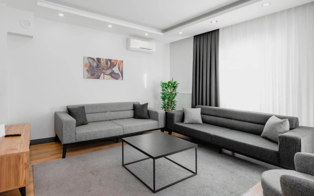 Central Flat w Balcony 5 min to Lara Beach