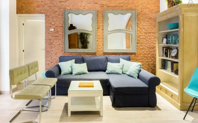 Explore a Walkable Neighborhood around a Comfy Apartment