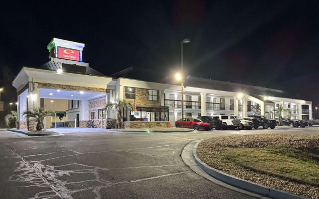 Econo Lodge Inn & Suites