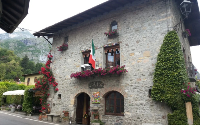 Azalea & Glicine House