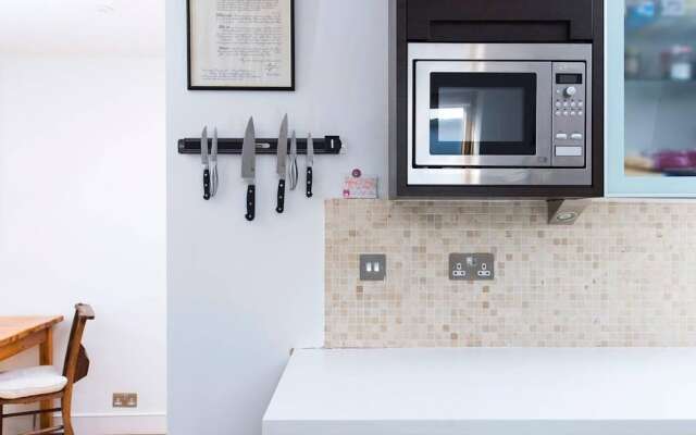 Lovely, Spacious 1BR Central Flat