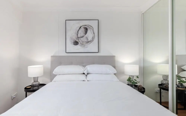 Bright 2-bed Surry Hills Apartment With Balcony – Guest Rooms – Sydney