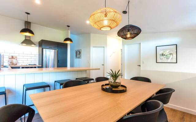 Family Friendly Home with Tree Top Vista