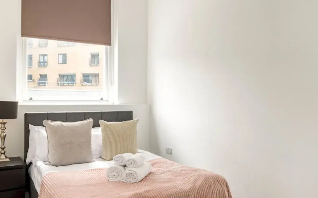 Balcony South Kensington Luxury 2 bed Apartment