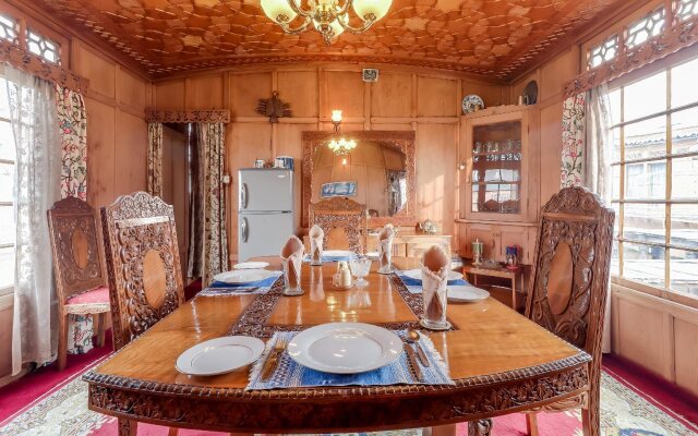 Vaccinated Staff- OYO 24812 Houseboats by Vanda Group