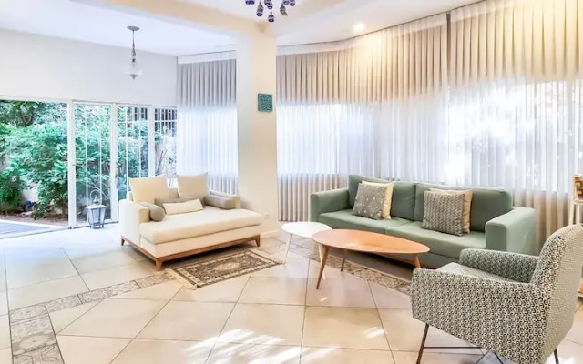 Charming 2BDR apt W Private Garden TL41