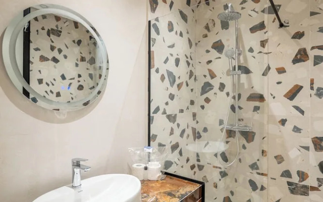 Tirent Apartment-Modern 1-Bedroom Stay Near Liqeni i Thatë
