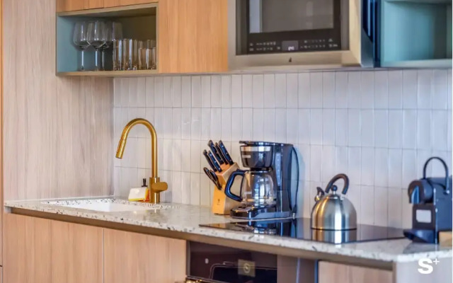 Downtown Haven Sleek 1-BR with Vistas