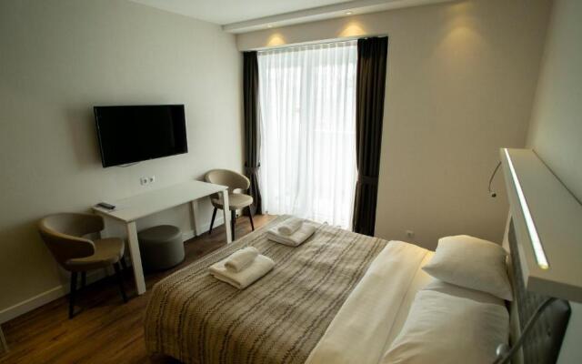 Leo Group Luxury Apartment 18-28 Alliance Palace