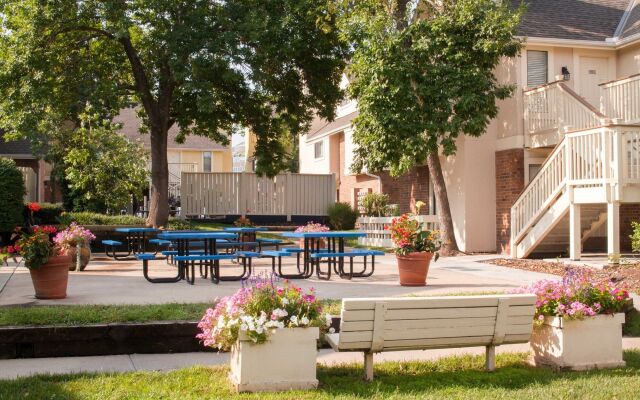 Cloverleaf Suites Kansas City - Overland Park