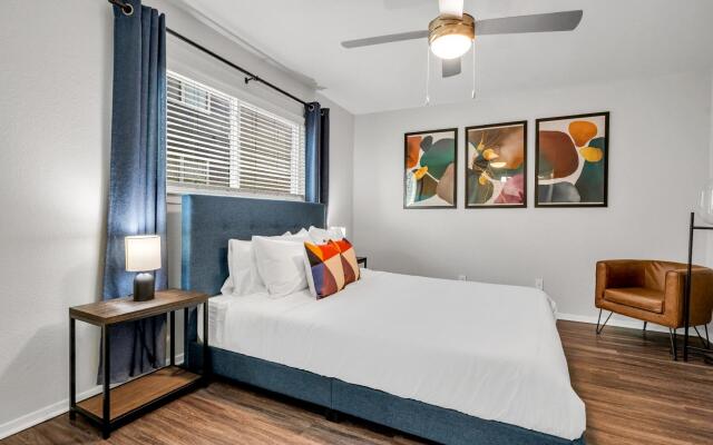 West University- 2BR- Parking- WiFi