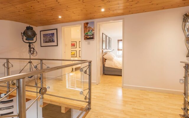 Stylist Split Level 2 Bed With Parking