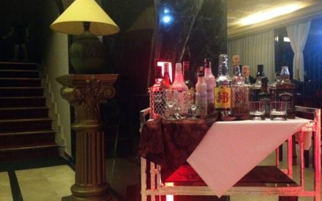 Queen RA Hotel