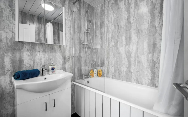 3 bed House/free Parking/contractors/families