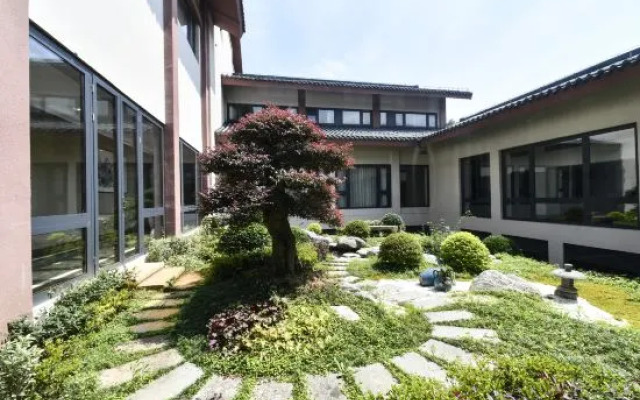 Xinchang Big Buddha Temple Fanyin Hotel