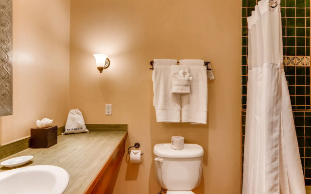 Piñon Court By La Fonda