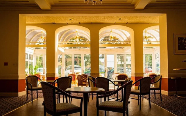 Elstead Hotel