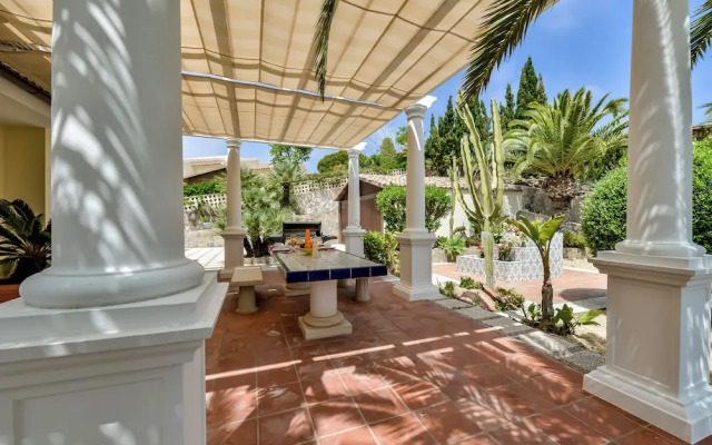 4bed Villa Sleeps 8- Pool, Garden, Bbq, Near Beach