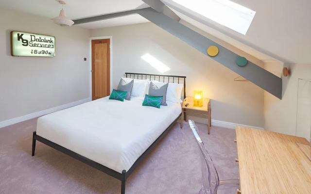 Host Stay The Artists Pad