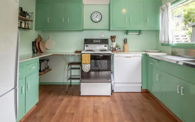 Kingfisher's Perch - Takamatua Holiday Home