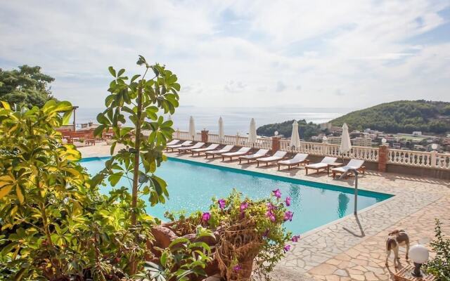 Apart-Hotel Llazari