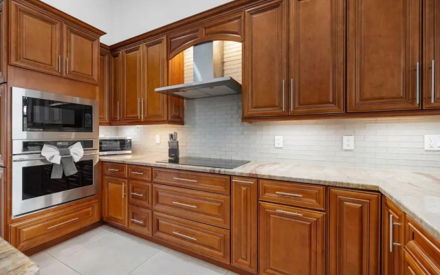 Grand 6BR Plantation Estate w/ Tennis & Pool