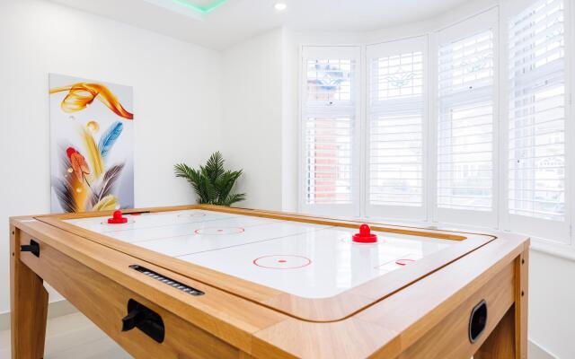 Luxurious - Pool Table - Games Room - Free Parking
